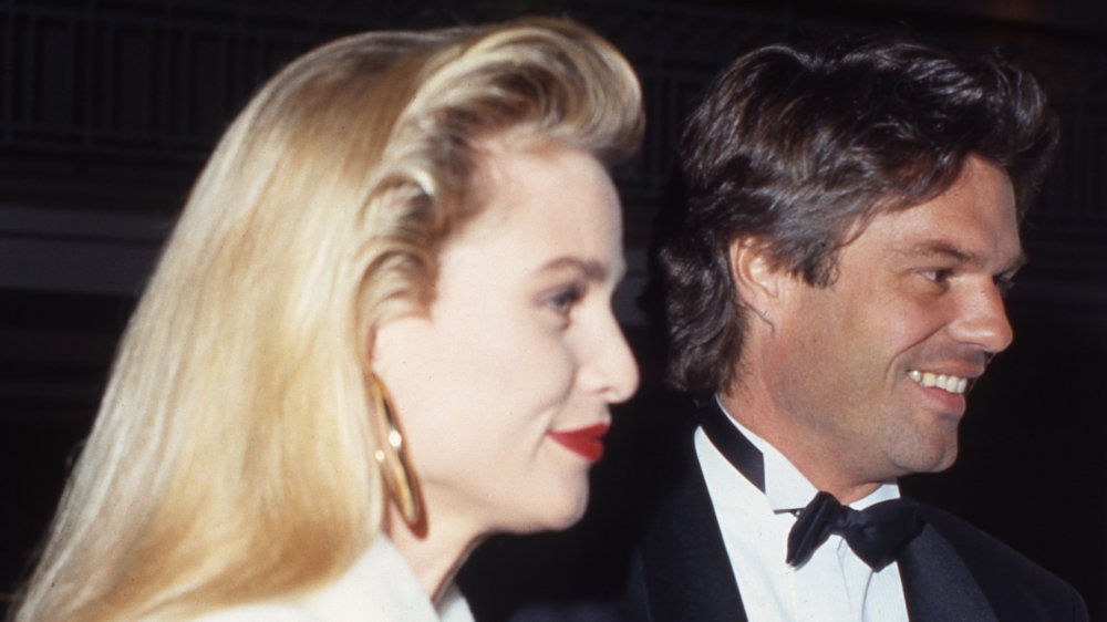 La pareja de famosos Nicollette Sheridan y Harry Hamlin asisten a un evento en marzo de 1991