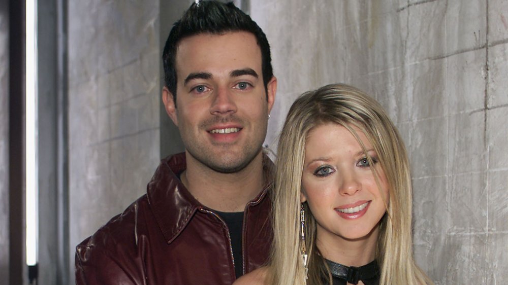 Carson Daly y Tara Reid sonriendo a la cámara