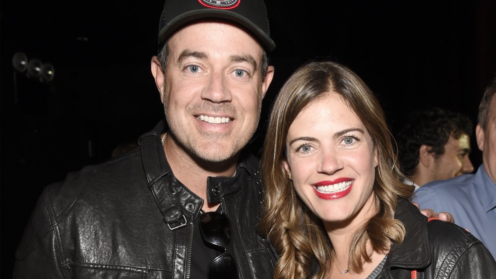 Carson Daly con un sombrero y un brazo alrededor de Siri Pinter