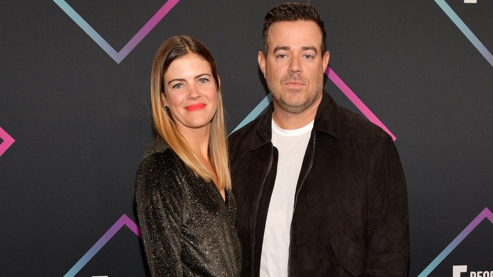 Siri Pinter sonriendo junto a Carson Daly