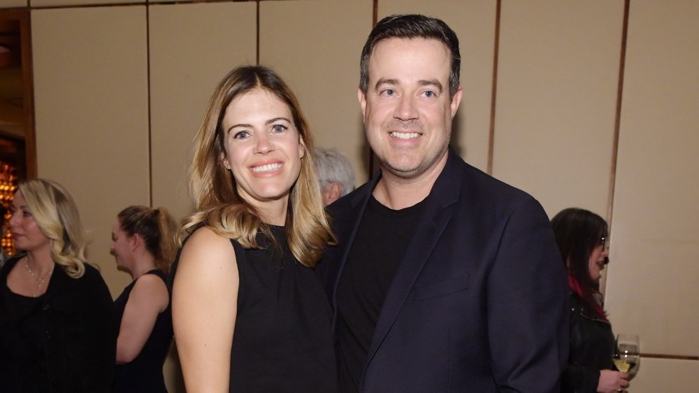 Siri Pinter y Carson Daly, ambos sonriendo