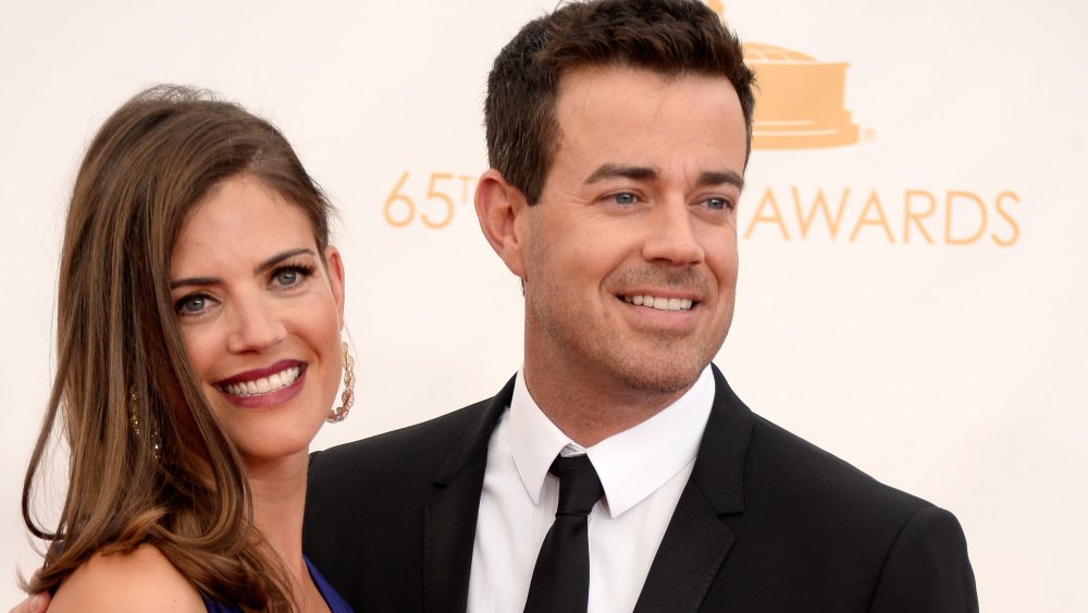 Siri Pinter y Carson Daly sonriendo en la entrega de premios