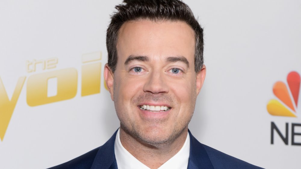 Carson Daly, sonriendo a la cámara