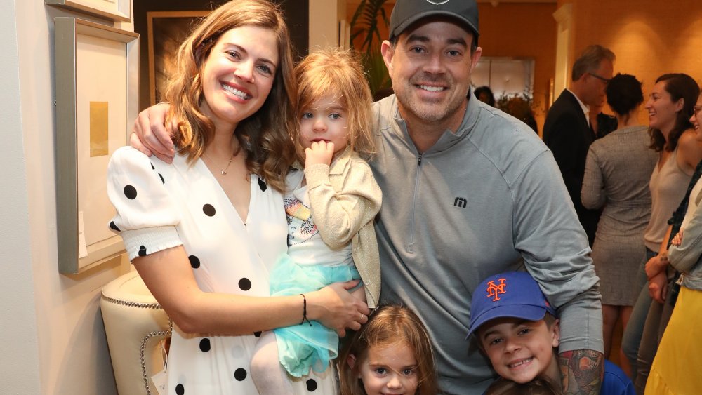 Siri Pinter y Carson Daly con su familia, todos sonriendo