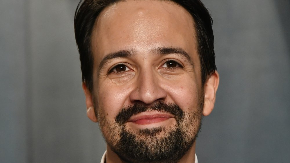 Lin-Manuel Miranda asiste a la Vanity Fair Oscar Party 2020 organizada por Radhika Jones en el Wallis Annenberg Center for the Performing Arts