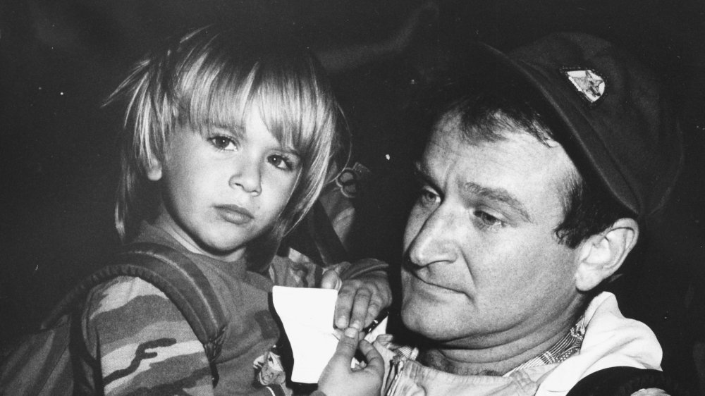 Robin Williams sosteniendo a su hijo, Zak Williams