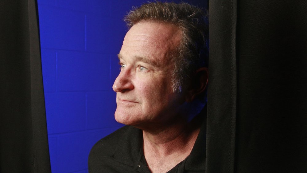 Robin Williams esperando detrás de la cortina detrás del escenario