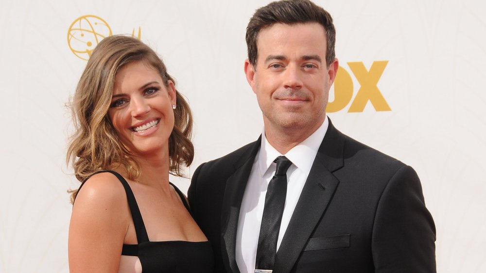 Siri Pinter y Carson Daly sonrientes