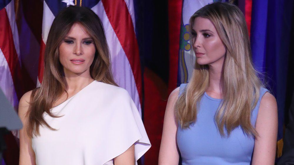 Melania Trump e Ivanka Trump suben al escenario durante el evento de la noche de elecciones del presidente electo republicano Donald Trump en el Hilton Midtown de Nueva York