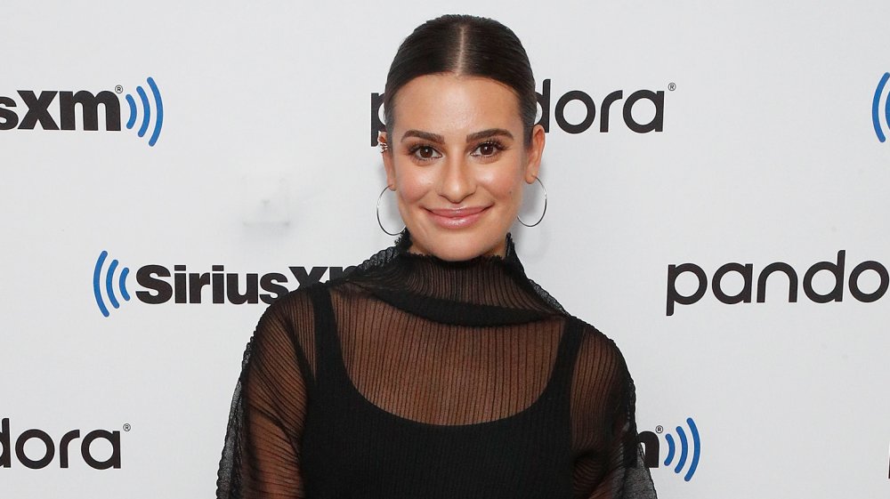 Lea Michele sonriendo, cabello en coleta baja