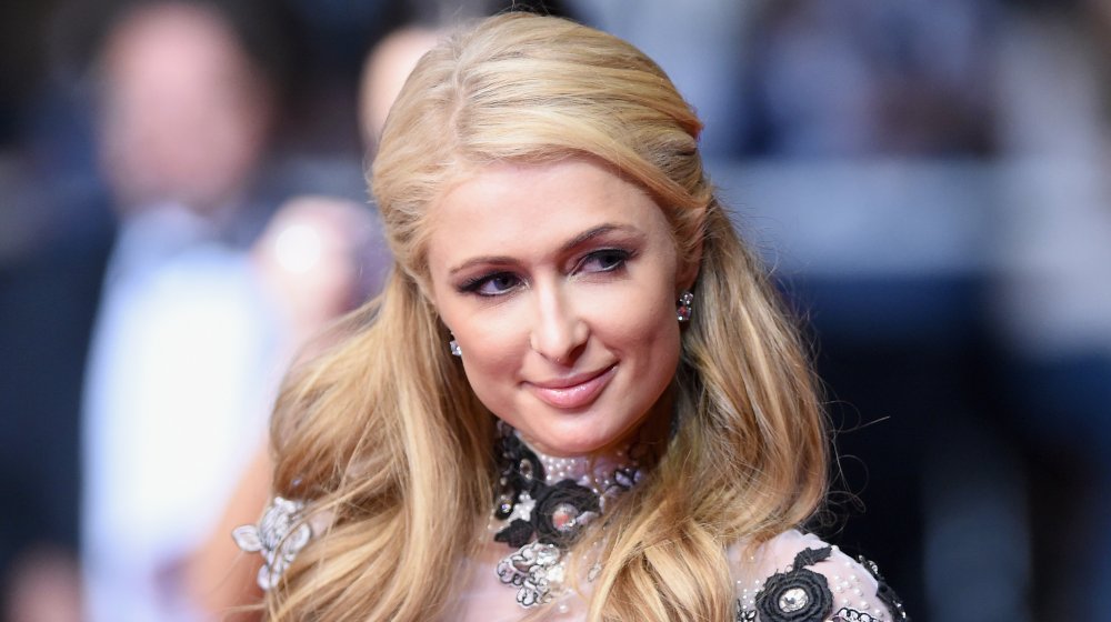 Paris Hilton sonriendo en la alfombra roja 