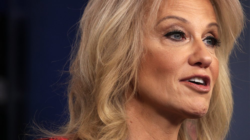 La consejera principal de la Casa Blanca, Kellyanne Conway, habla durante una conferencia de prensa en la sala de prensa James Brady de la Casa Blanca.