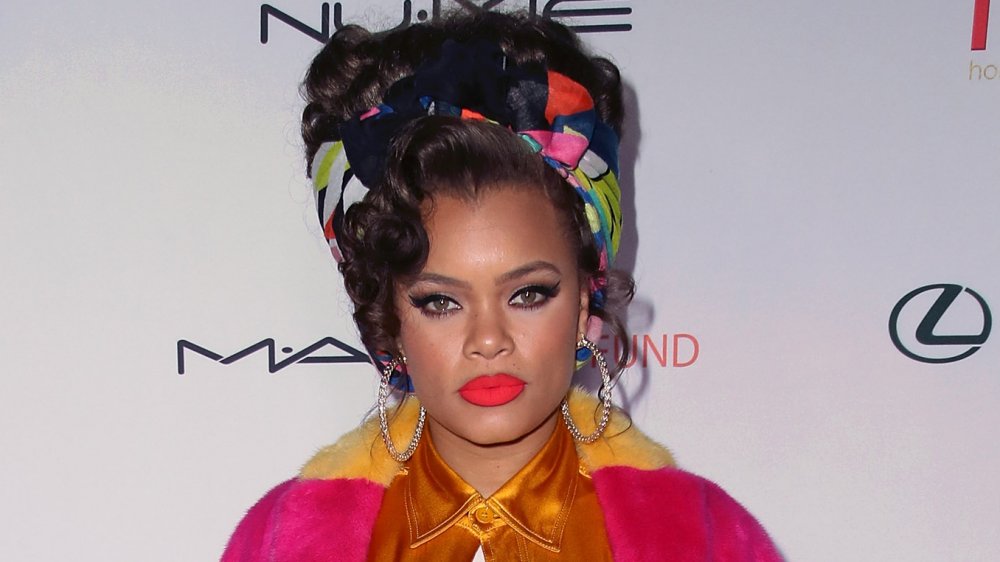 Andra Day posando en la alfombra roja