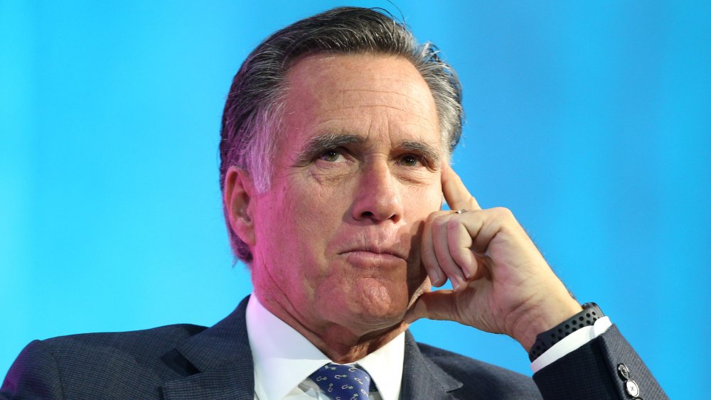 Mitt Romney en una pose de pensamiento clásico 