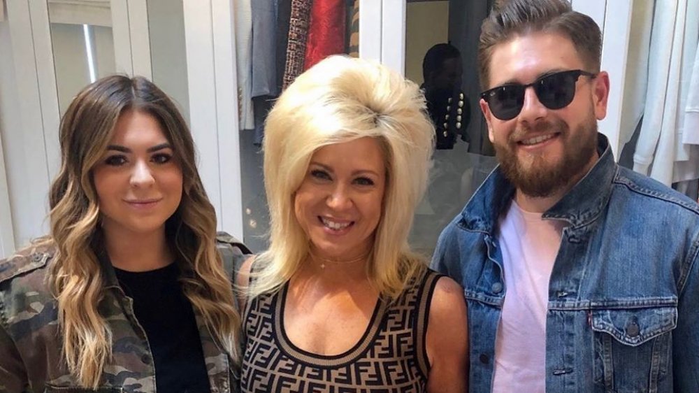 Victoria Caputo, Theresa Caputo y Larry Caputo, Jr. posan para una foto de Instagram 