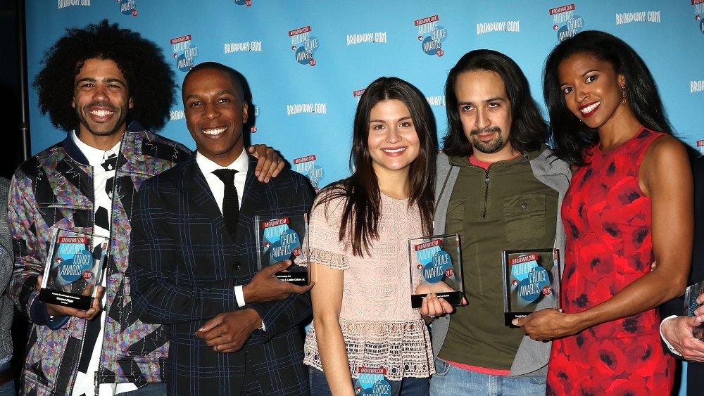 Daveed Diggs, Leslie Odom Jr., Phillipa Soo, Lin-Manuel Miranda y Renee Elise Goldsberry asisten a la recepción de los Premios Broadway.com Audience Choice Awards 2016 en el 48 Lounge