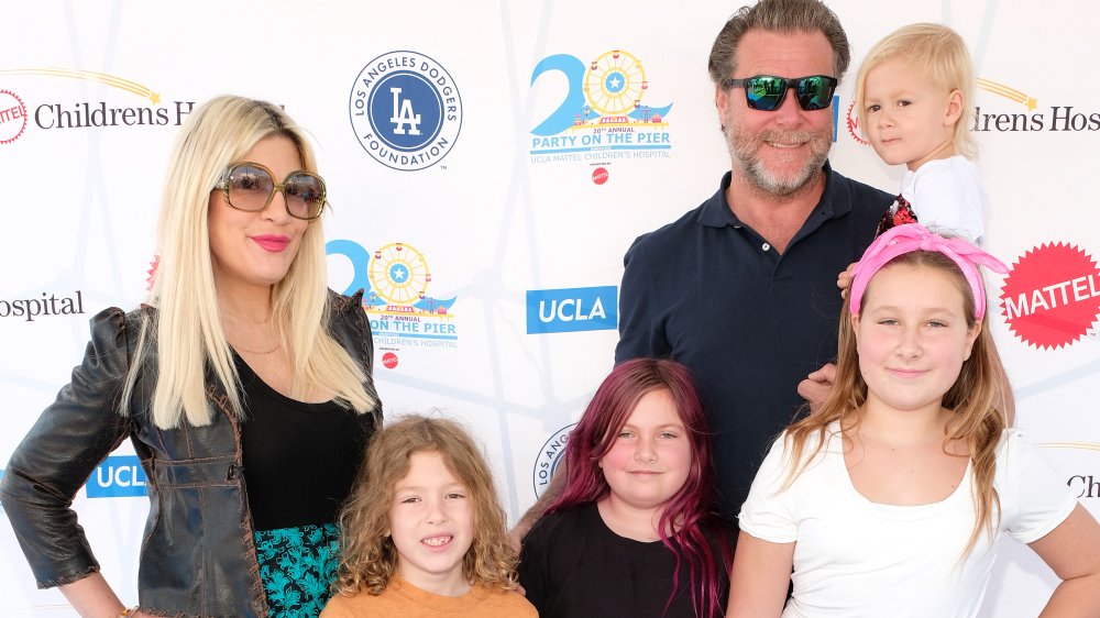 (De izquierda a derecha) Tori Spelling, Finn Davey McDermott, Hattie Margaret McDermott, Dean McDermott, Stella Doreen McDermott y Beau Dean McDermott asisten a la vigésima edición anual de UCLA Mattel Children's Hospital 