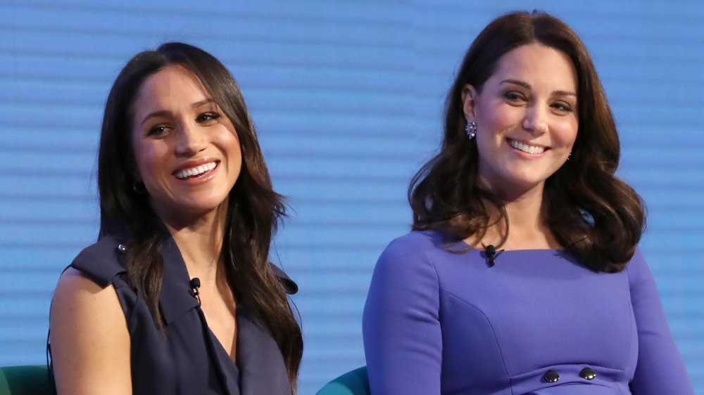 Meghan Markle y Kate Middleton, ambas riéndose