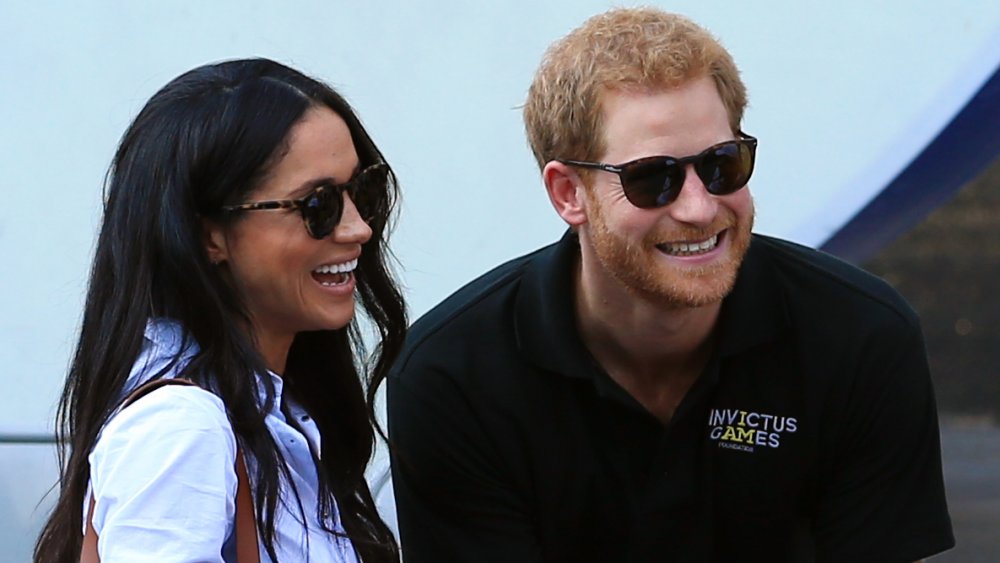 Meghan Markle y el príncipe Harry, ambos con gafas de sol