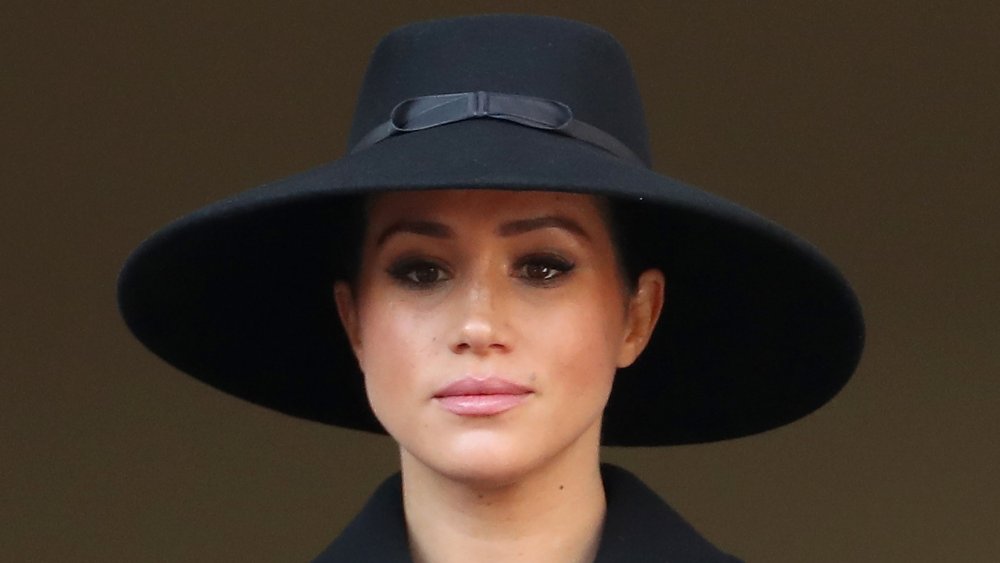 Meghan Markle con un gran sombrero negro