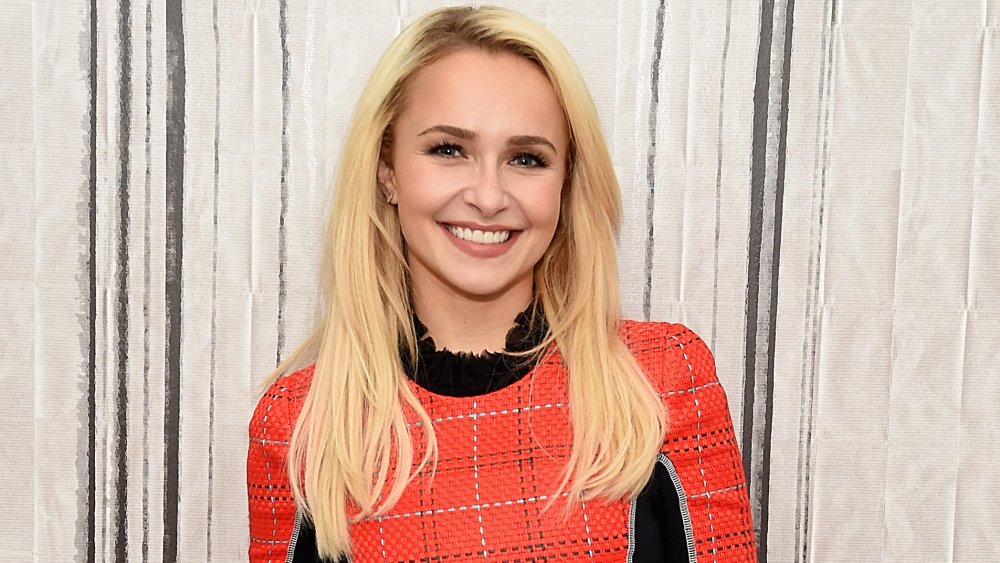 Hayden Panettiere sonriendo mientras mira directamente a la cámara