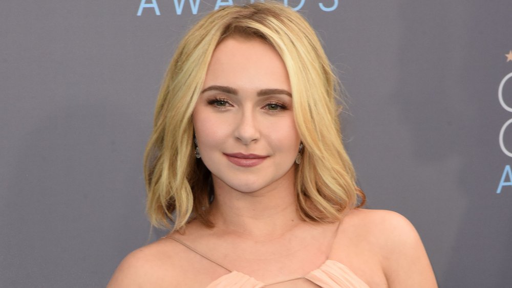 Hayden Panettiere posando en la alfombra roja con una expresión neutral