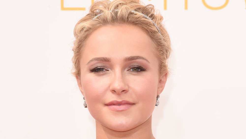 Hayden Panettiere mirando directamente a la cámara con una expresión neutral