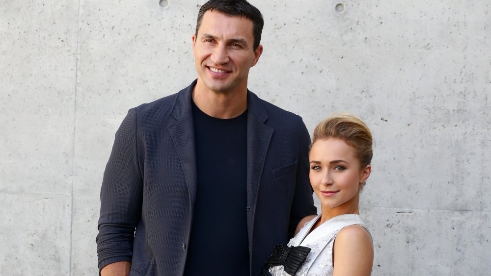 Wladimir Klitschko y Hayden Panettiere posando con sus brazos alrededor del otro