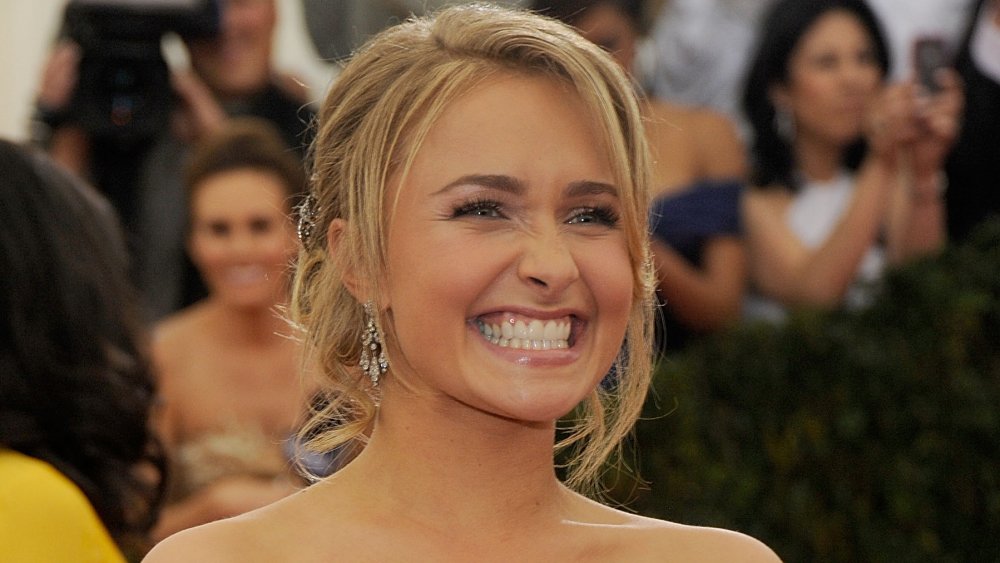 Hayden Panettiere sonriendo a lo grande en un evento de alfombra roja