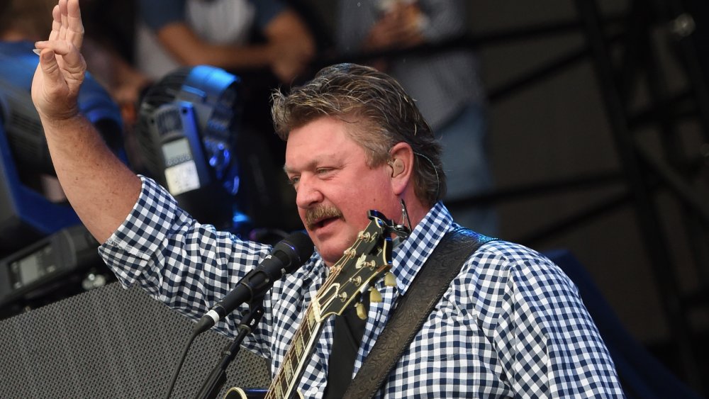 Joe Diffie en el escenario, saludando a la multitud