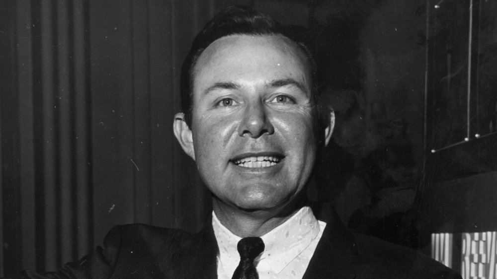 Jim Reeves sonriendo a la cámara