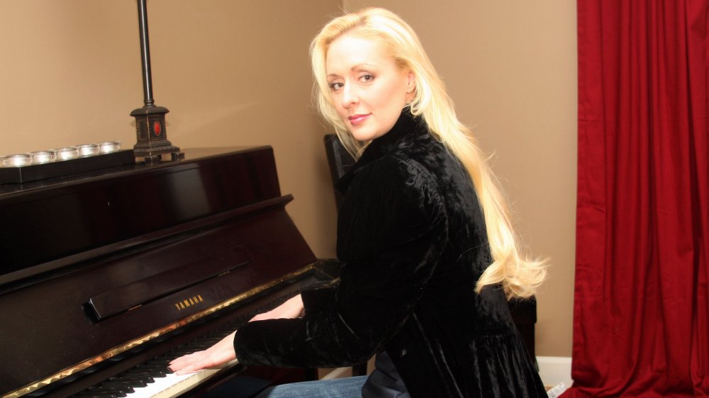 Mindy McCready tocando el piano