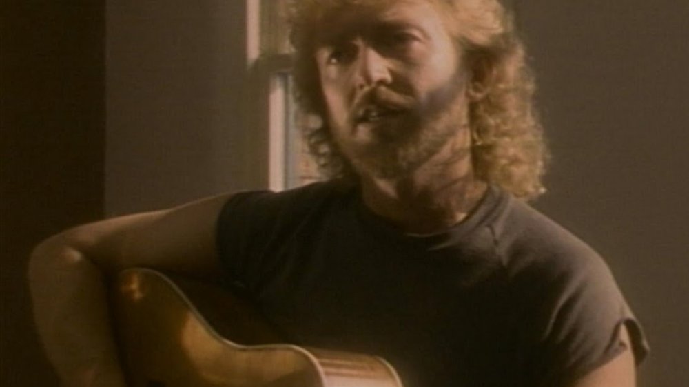 Keith Whitley cantando con su guitarra 