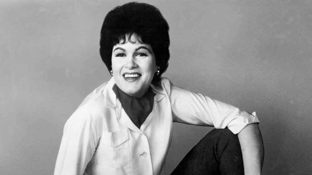 Patsy Cline sentada y sonriendo