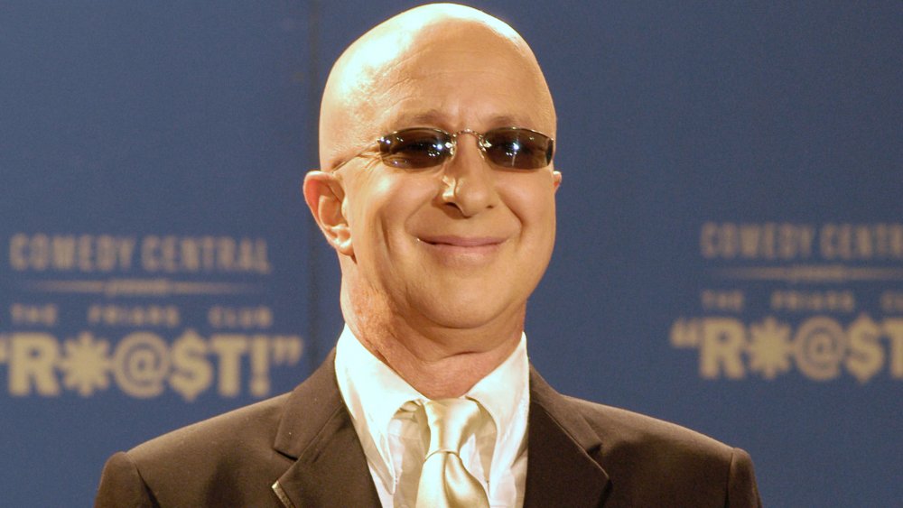 Paul Shaffer sonriendo en la alfombra roja