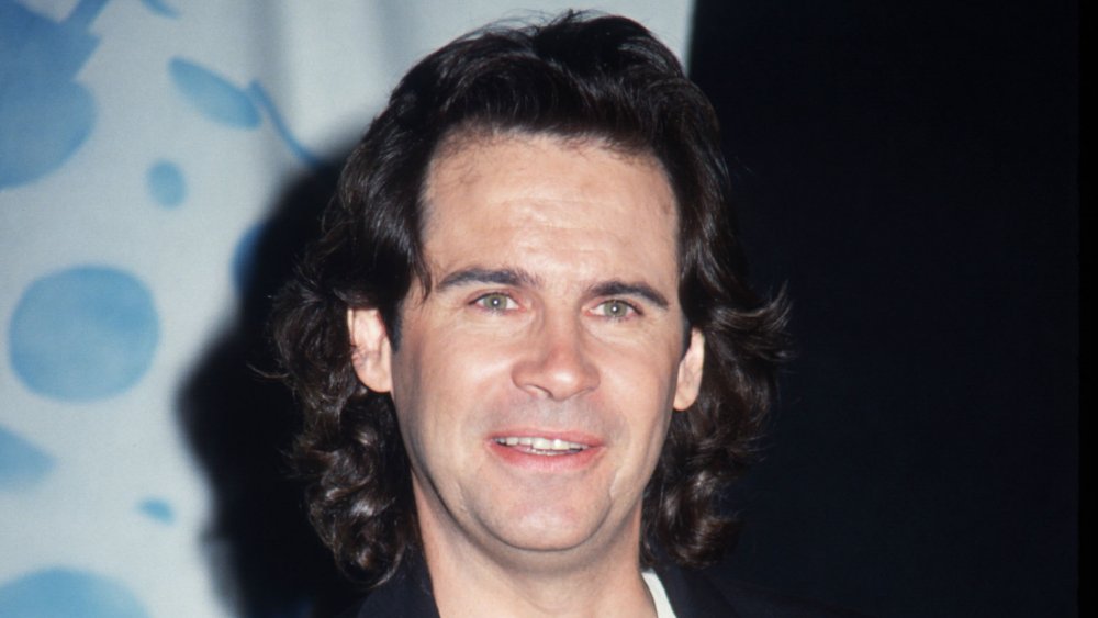 Dennis Miller sonriendo en la alfombra roja