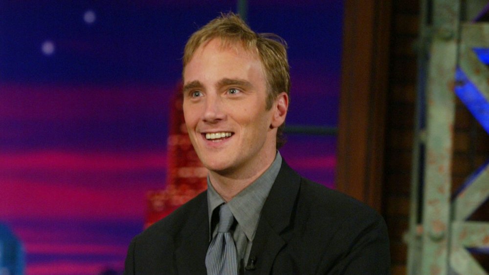 Jay Mohr sonriendo durante una aparición en televisión