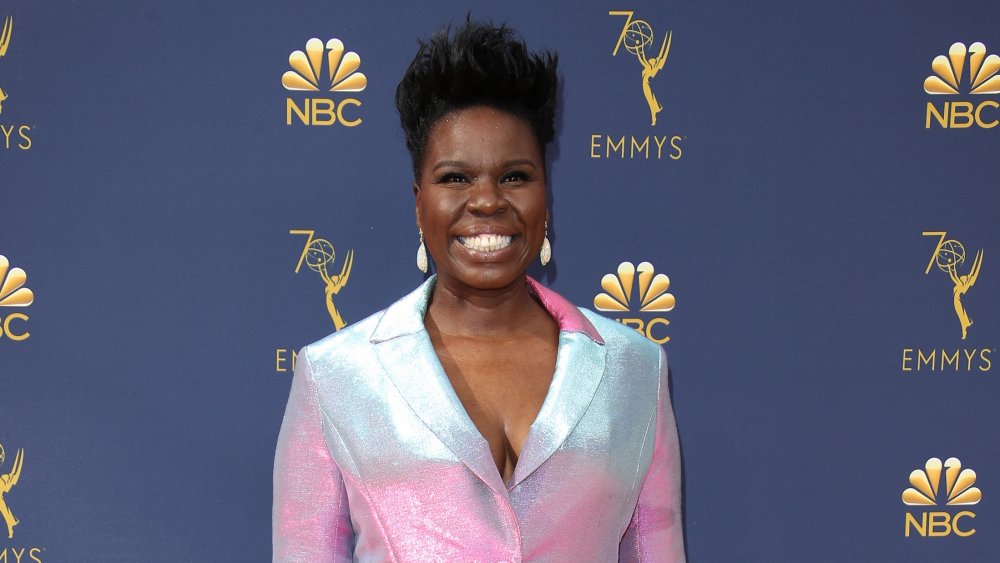 Leslie Jones sonriendo en la alfombra roja