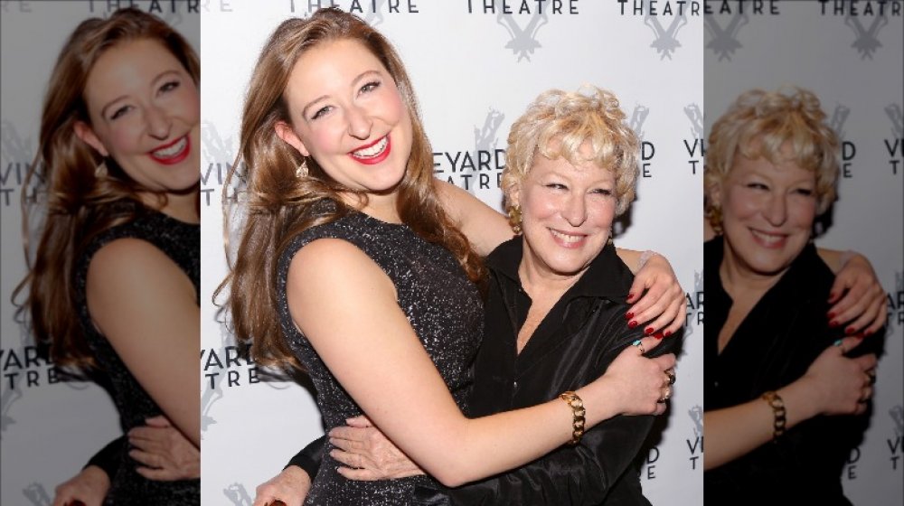 Sophie von Haselberg y Bette Midler abrazados en la alfombra roja