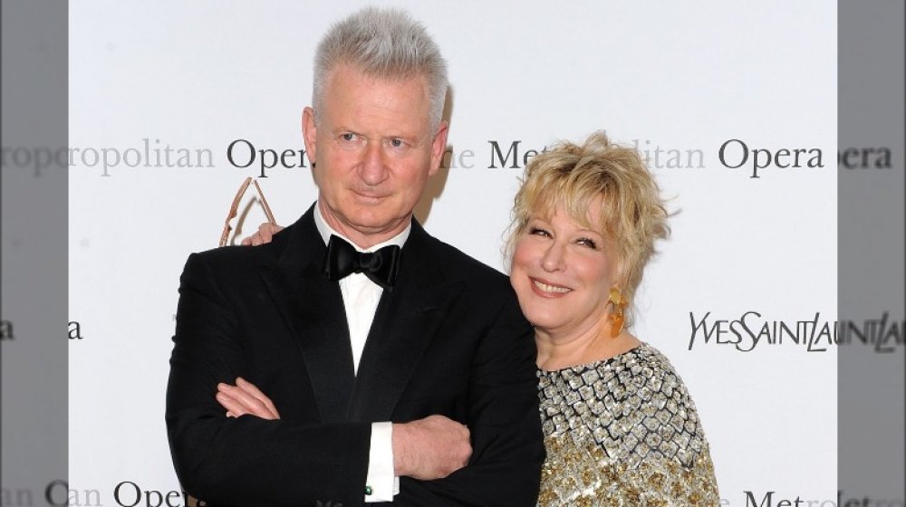 Bette Midler con su brazo alrededor del esposo Martin von Haselberg en la alfombra roja