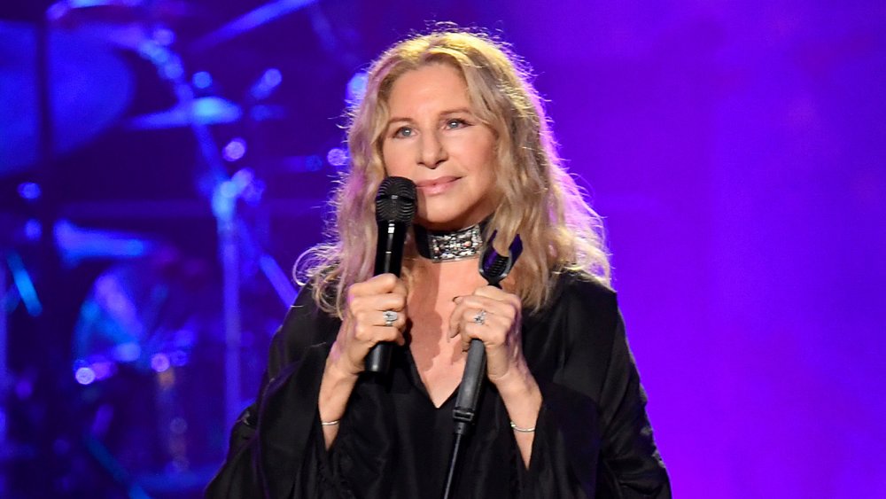 Barbra Streisand actuando en el escenario