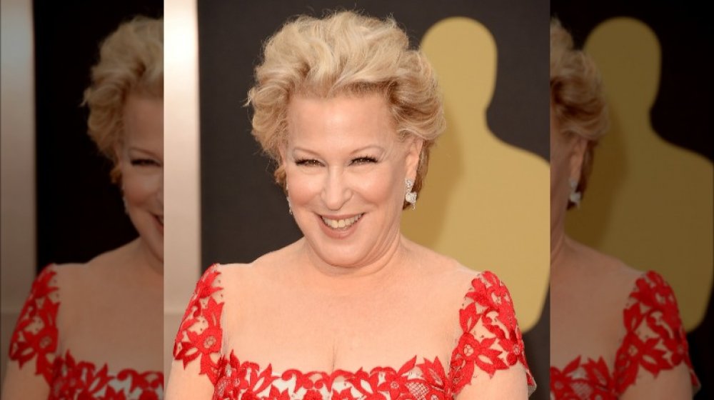 Bette Midler sonriendo en la alfombra roja