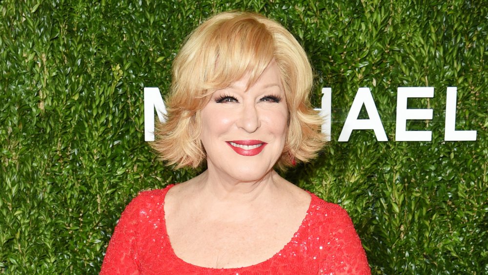 Bette Midler sonriendo en la alfombra roja