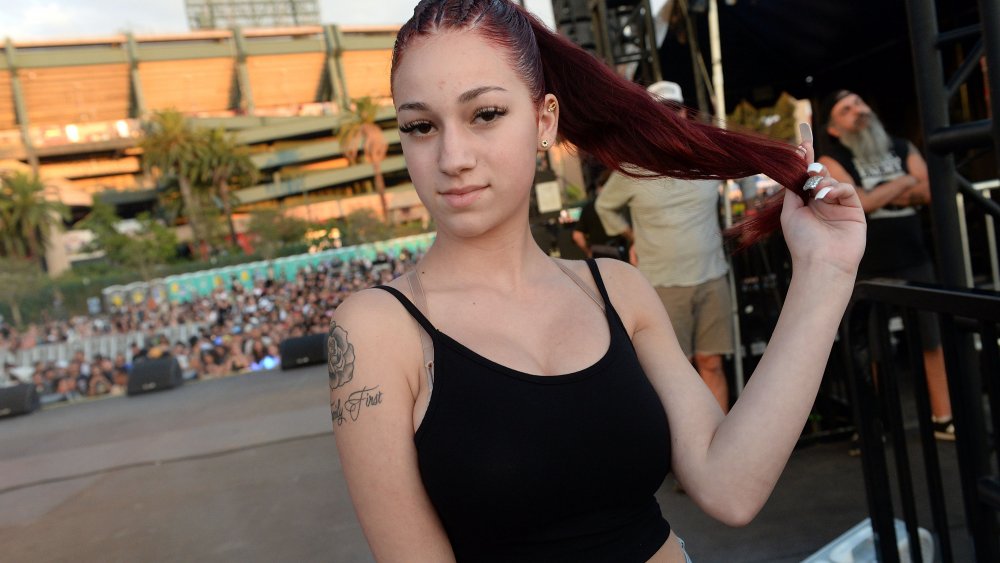 Danielle Bregoli girando su cola de caballo roja 