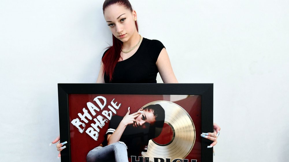 Bhad Bhabie sosteniendo su disco de oro 