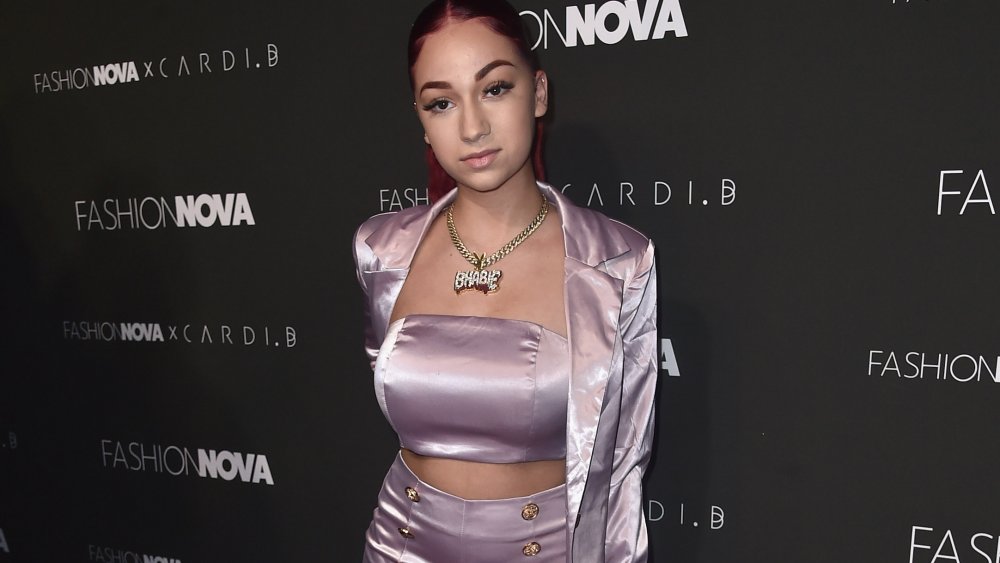 Danielle Bregoli delante del muro de Fashion Nova