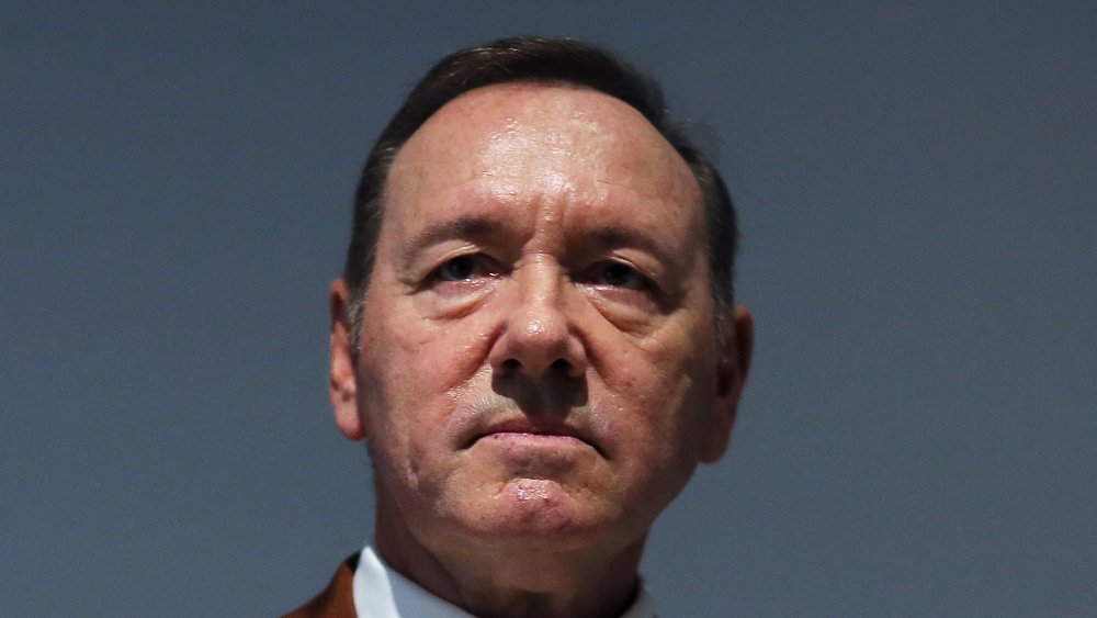 Kevin Spacey mirando hacia arriba 