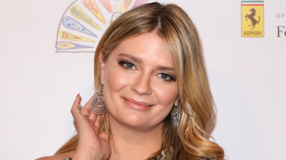 Mischa Barton con aretes largos de plata