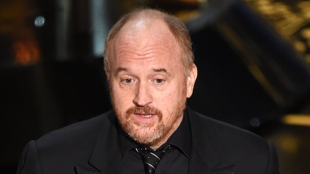 Louis C.K. hablando en el escenario