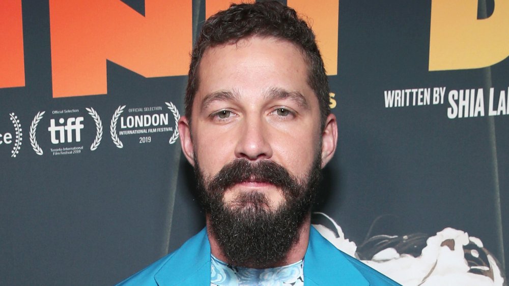 Shia LaBeouf con los ojos ligeramente entrecerrados 